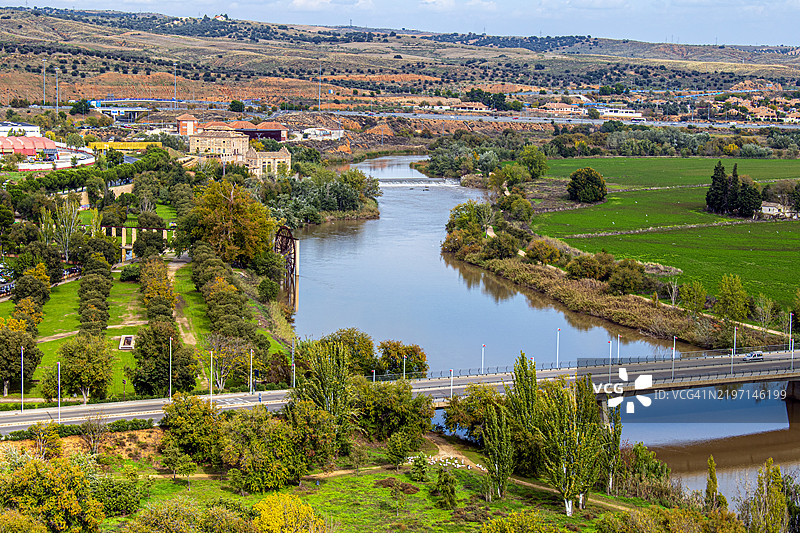 西班牙托莱多。塔霍河、乡村和城市的全景。图片素材