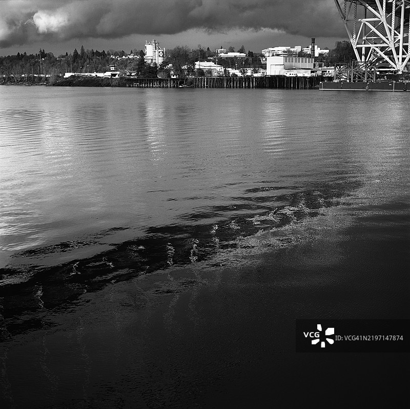 弗里蒙特大桥在俄勒冈州波特兰的威拉米特河中的倒影图片素材