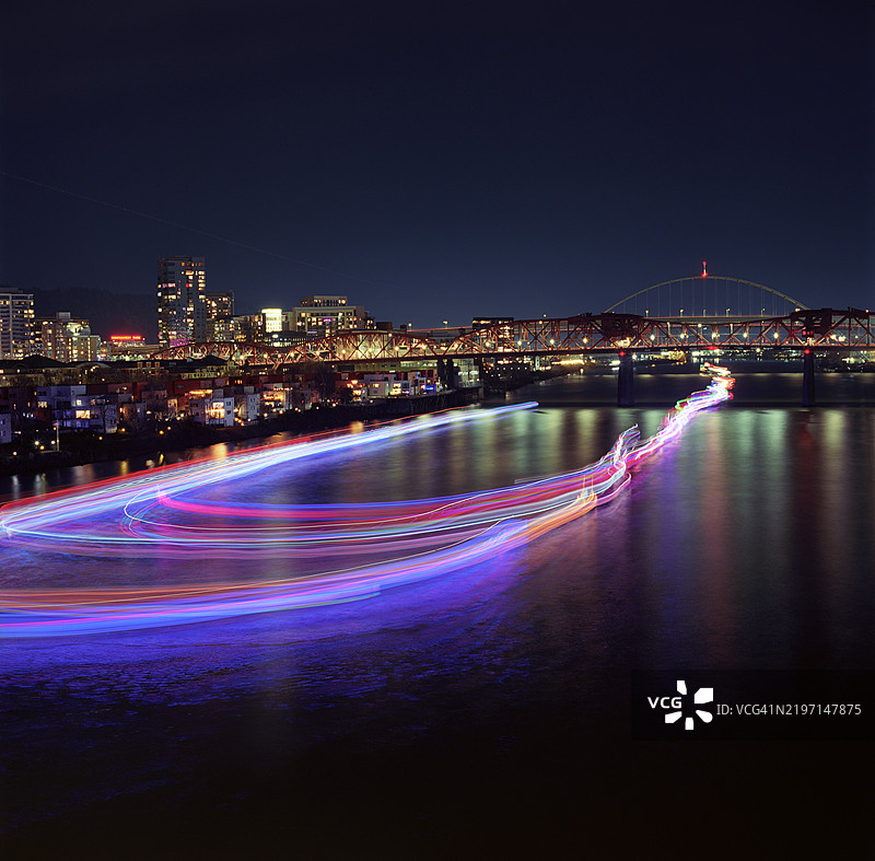 波特兰，俄勒冈州威拉米特河上经过船只留下的光轨图片素材