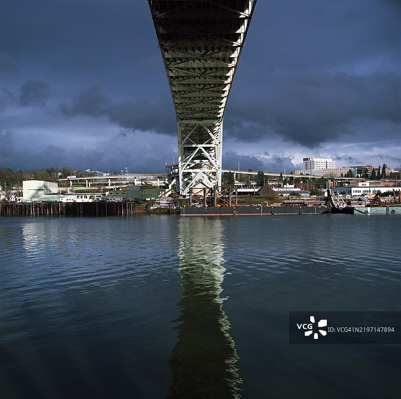 弗里蒙特大桥及其在威拉米特河中的倒影图片素材