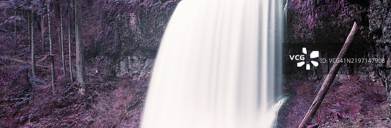 俄勒冈州瀑布的全景，色彩超现实图片素材