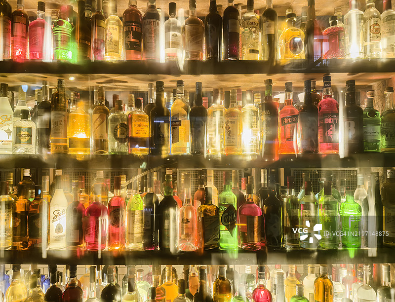 酒瓶在货架上图片素材