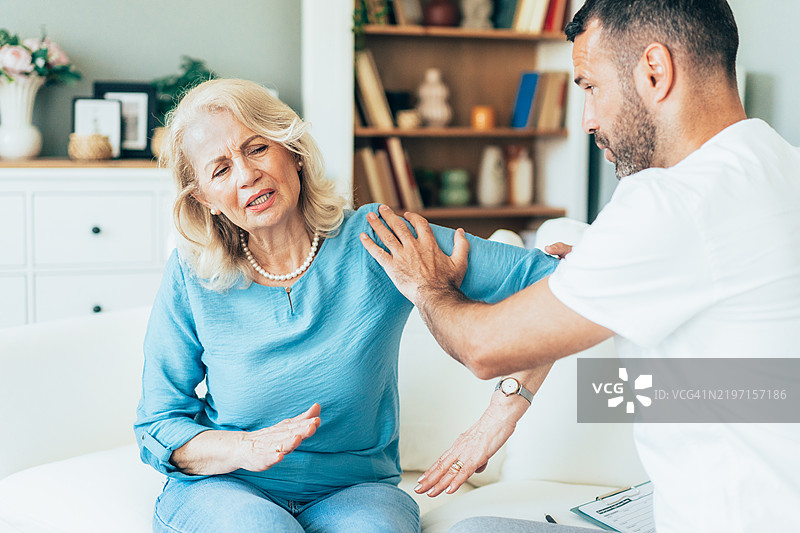 老年女性医疗咨询图片素材