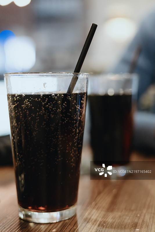 餐厅桌上的汽水杯图片素材