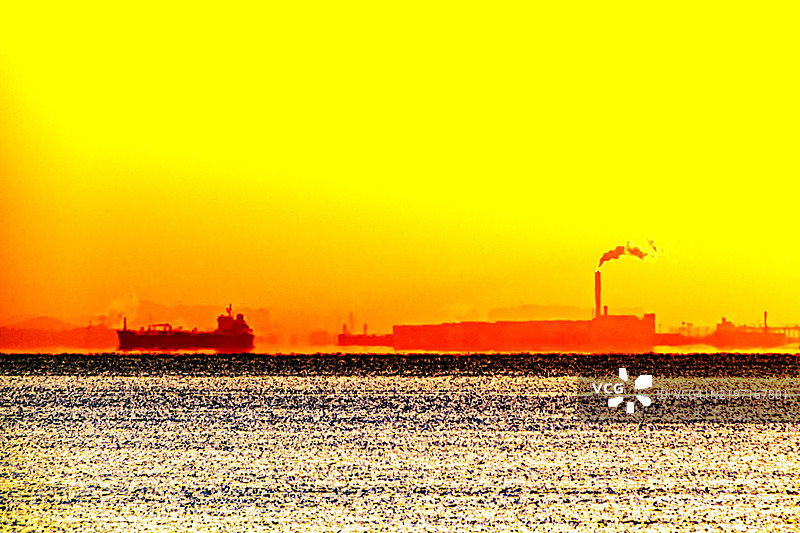 日落时分地平线上工业的光辉图片素材