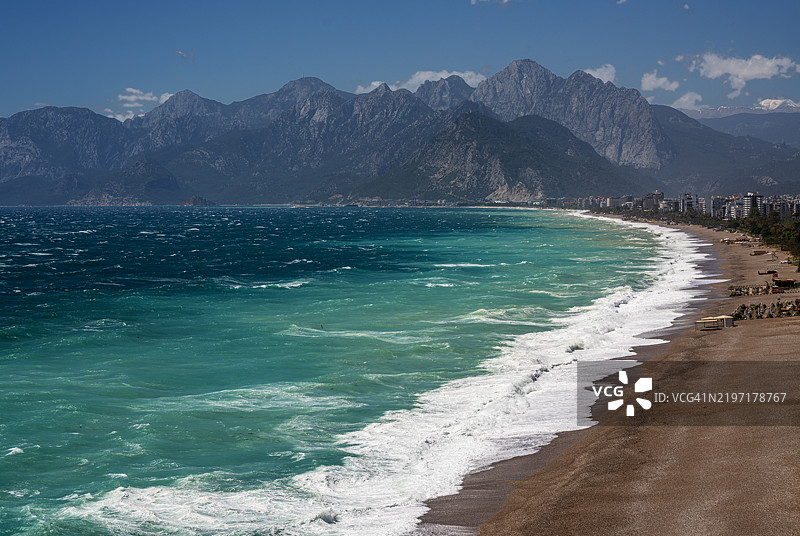 孔亚尔提海滩，风大的早晨，无人。图片素材