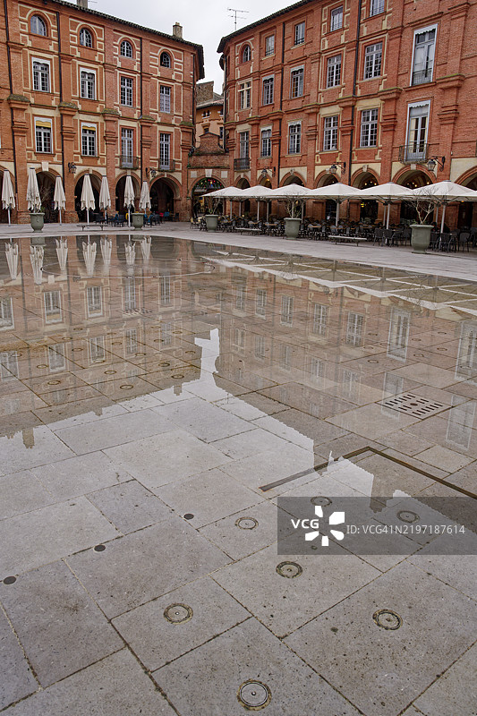 蒙托邦国家广场水面上红砖建筑的倒影图片素材