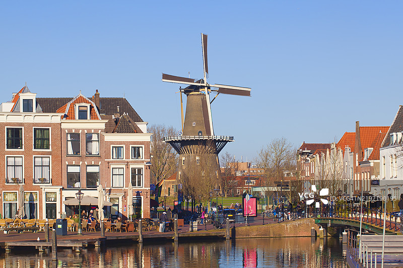 莱顿老城的风车德瓦尔克在阳光明媚的冬日里图片素材