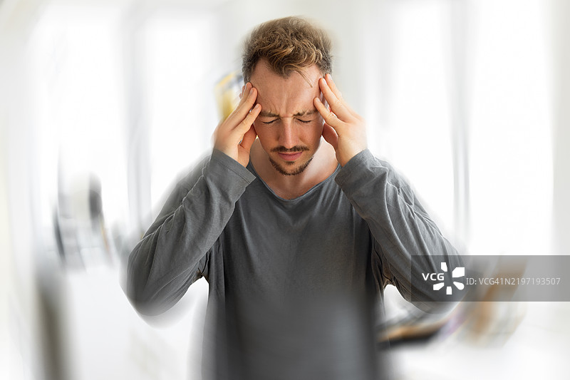 男性因眩晕而感到剧烈头痛图片素材