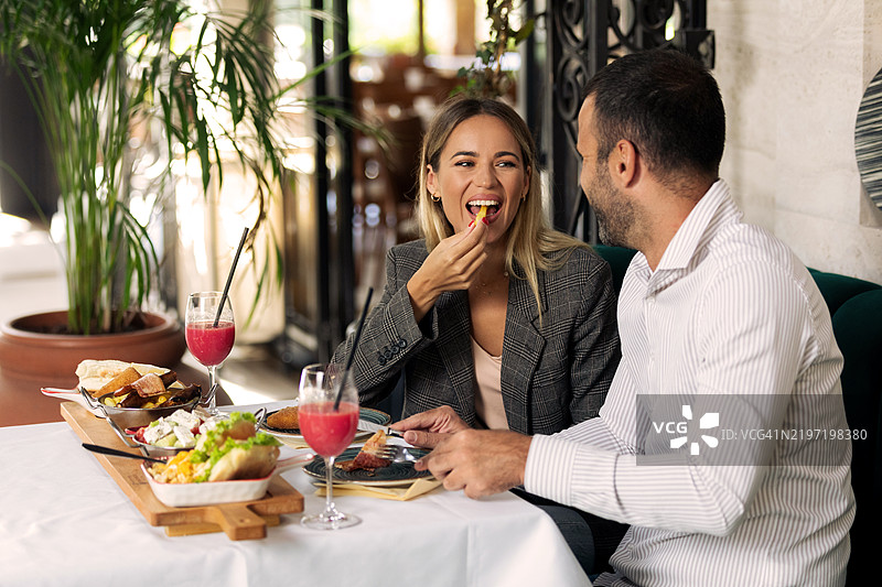 年轻情侣在餐厅享受美好时光图片素材