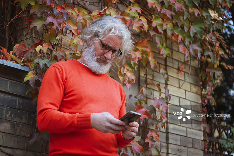 秋天街头的休闲老年男性图片素材