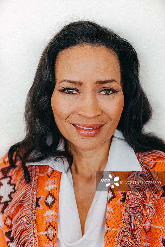 白色背景上的美丽女性肖像图片素材