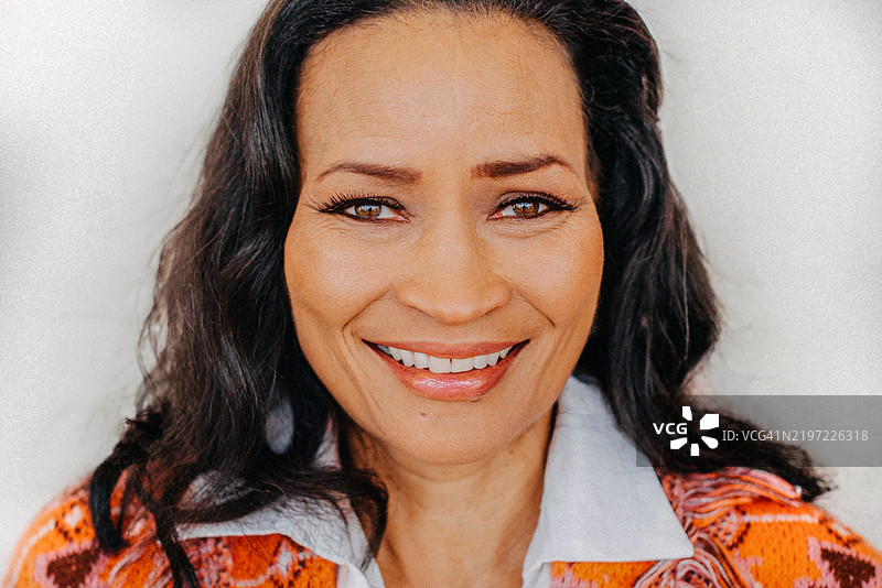 白色背景上的美丽女性肖像图片素材