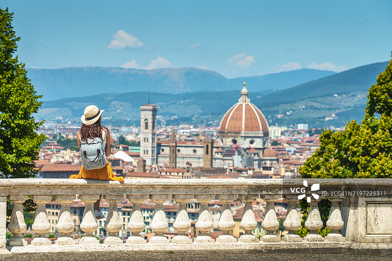 游客在意大利的观景点欣赏佛罗伦萨大教堂的美景图片素材