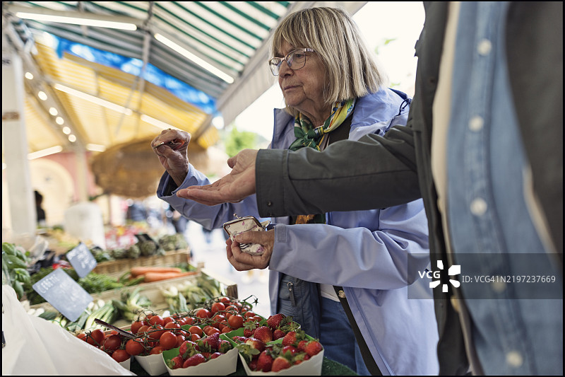 老年夫妇在法国农贸市场购买新鲜蔬菜图片素材