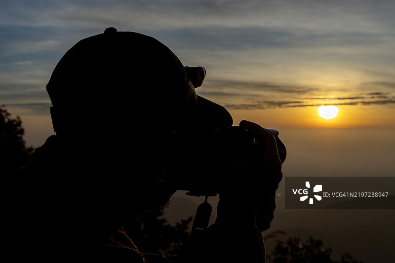 风景摄影师的剪影图片素材