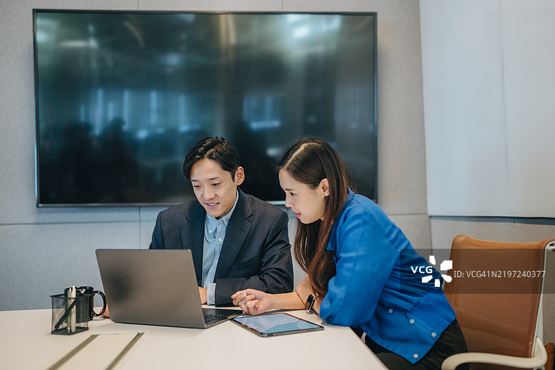 成功的中年首席执行官在国际公司会议上图片素材