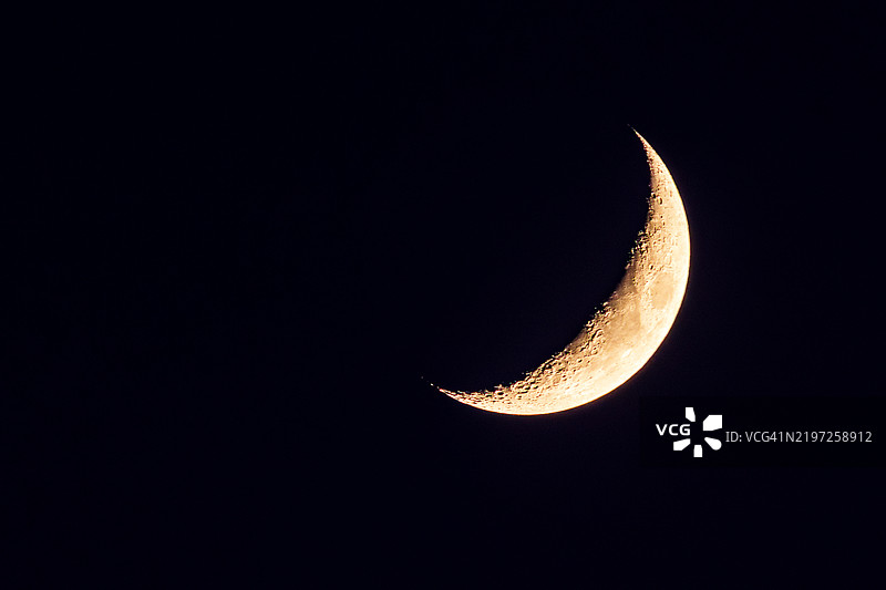 2025年2月1日傍晚的弯月图片素材