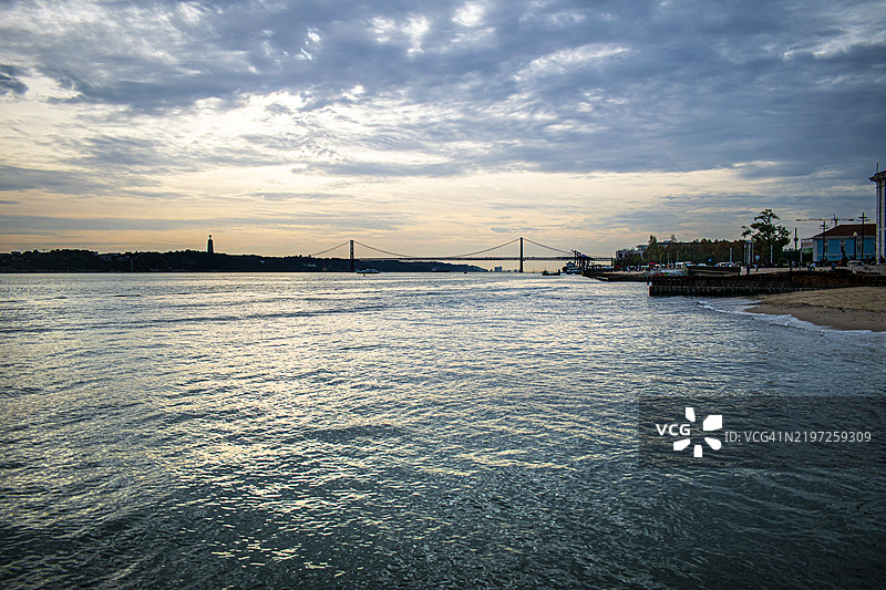 特茹河与25号四月大桥在日落时分。葡萄牙里斯本。图片素材