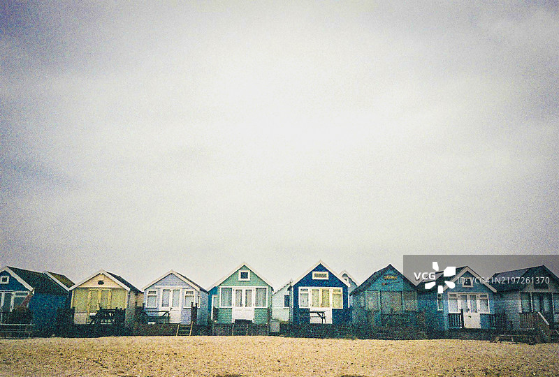 色彩鲜艳的海滩小屋 - 洛莫风格胶卷摄影图片素材