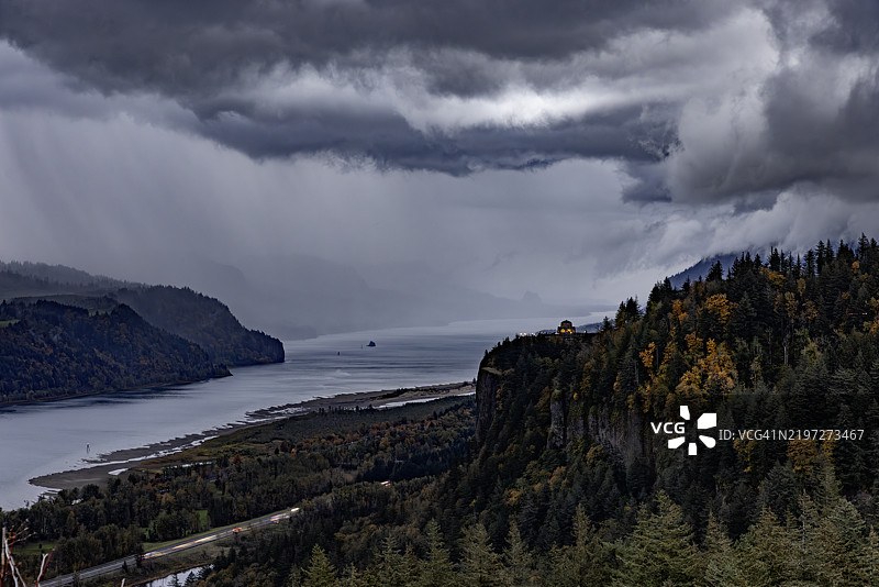哥伦比亚河峡谷的暴风雨天气。图片素材