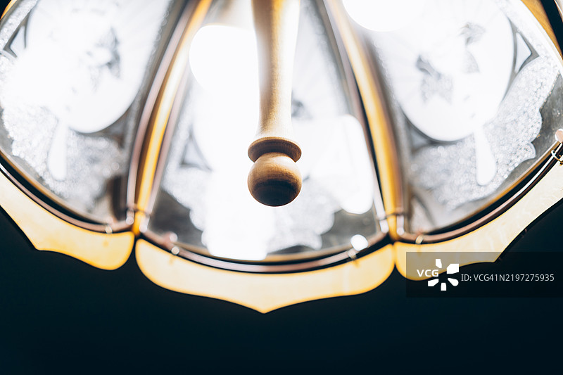 古董木质吊灯的底部视角图片素材