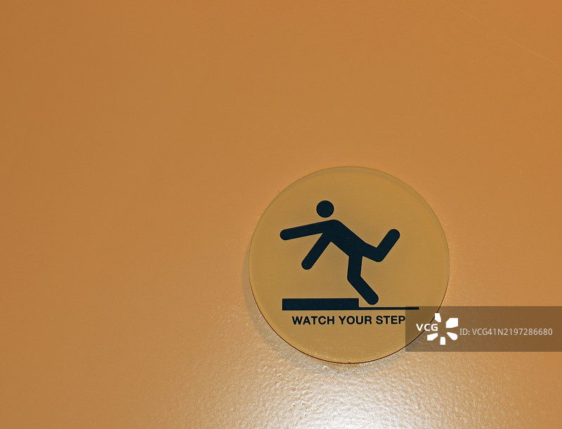 “注意脚下”标志在洗手间门上图片素材