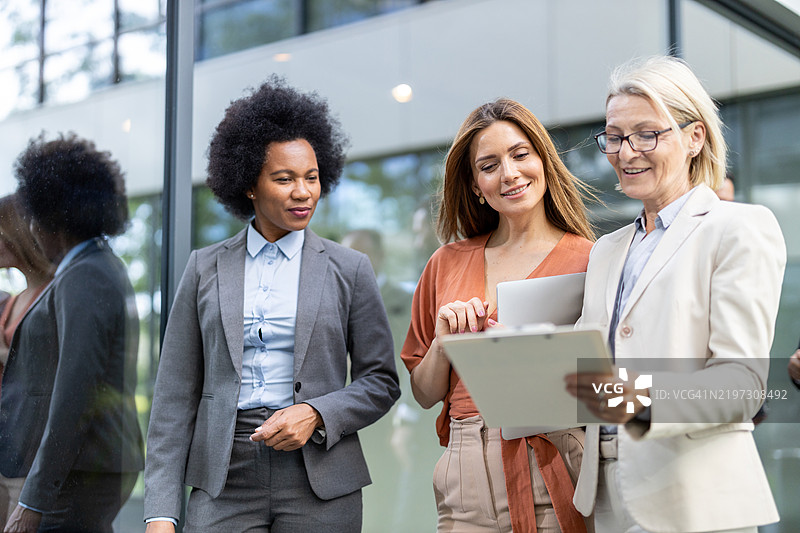 团队审查文件并协作项目图片素材