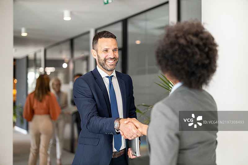 成功的商业握手促进职场关系图片素材