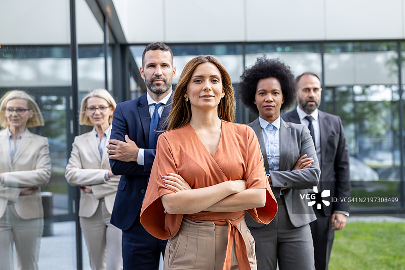多元化的商业团队在户外自信地合影图片素材