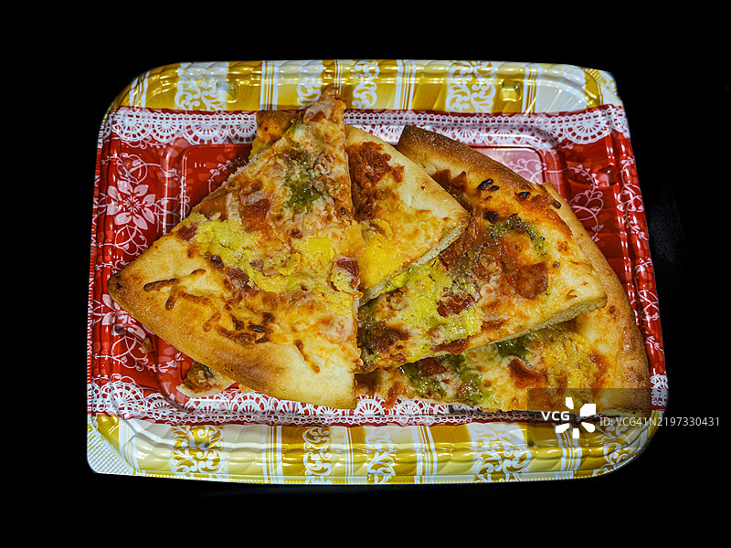 玛格丽塔披萨配混合奶酪，放在一次性托盘中图片素材