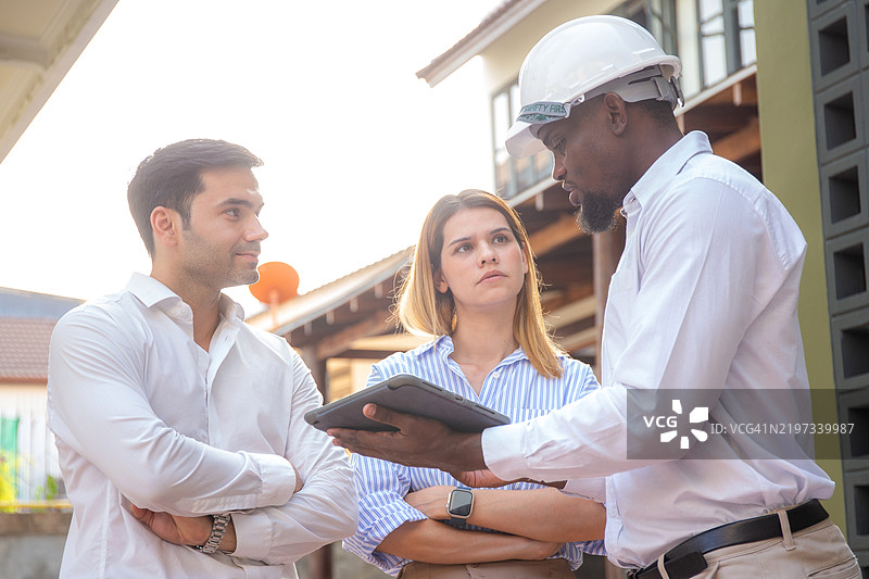 工程师团队会议，讨论和规划与室内设计师的设计，涉及施工现场的项目，建筑师团队共同开发和审查，工业和工人。图片素材
