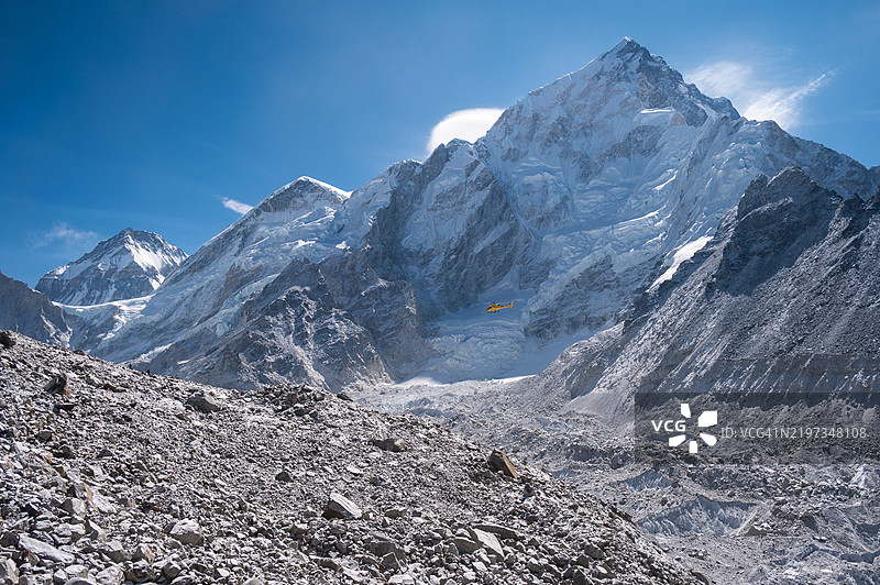 途经尼泊尔前往珠穆朗玛峰大本营时，壮观的珠穆朗玛峰及其他喜马拉雅山峰的景色。图片素材
