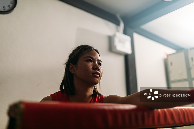 运动员在更衣室的栏杆上休息手臂图片素材