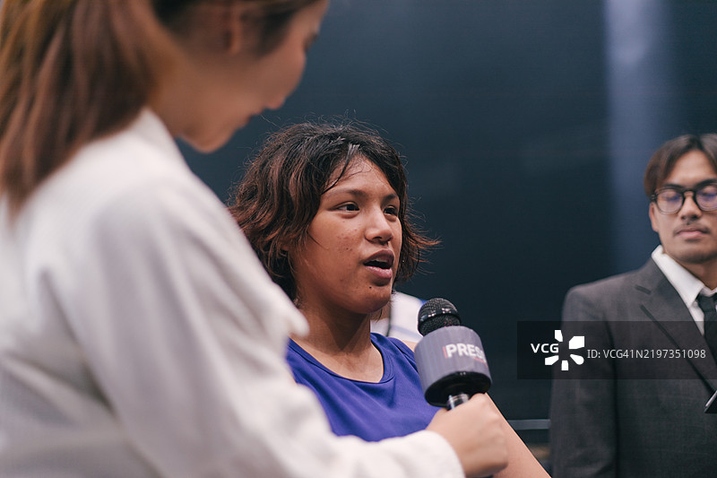 运动员向媒体发表讲话图片素材