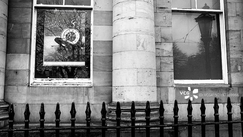 爱丁堡建筑窗户中的倒影图片素材