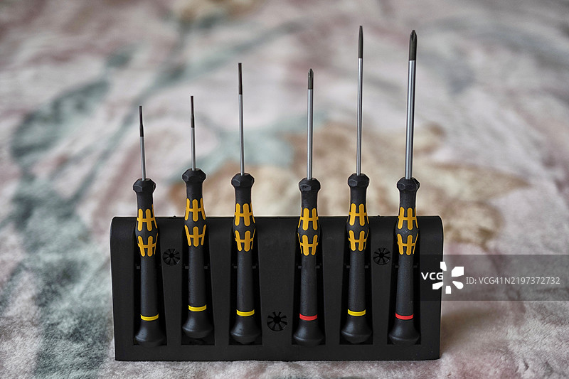 精密修理用螺丝刀套装的正面视图。图片素材