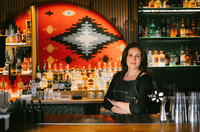 微笑的女性调酒师图片素材
