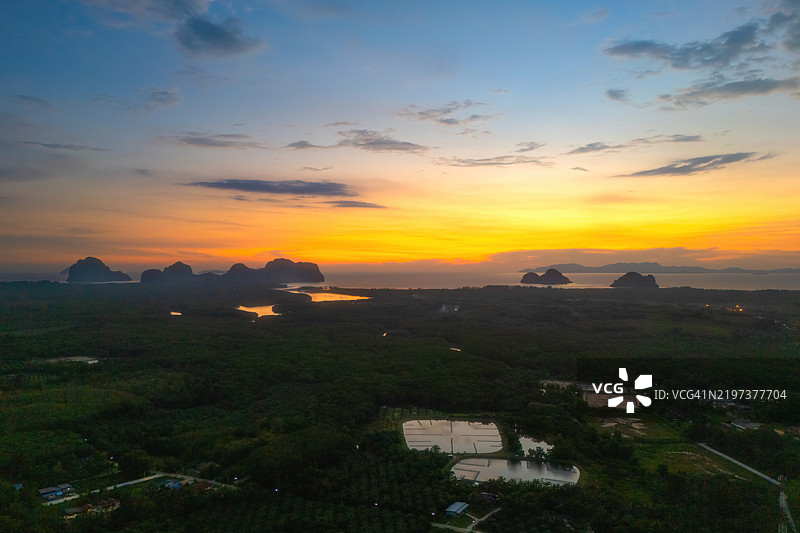 夏季日落时的乡村农田鸟瞰图图片素材