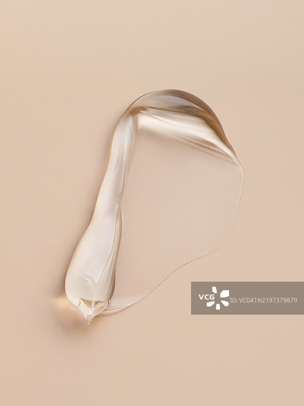 米色背景上的护肤霜凝胶质地，护肤化妆品概念图片素材