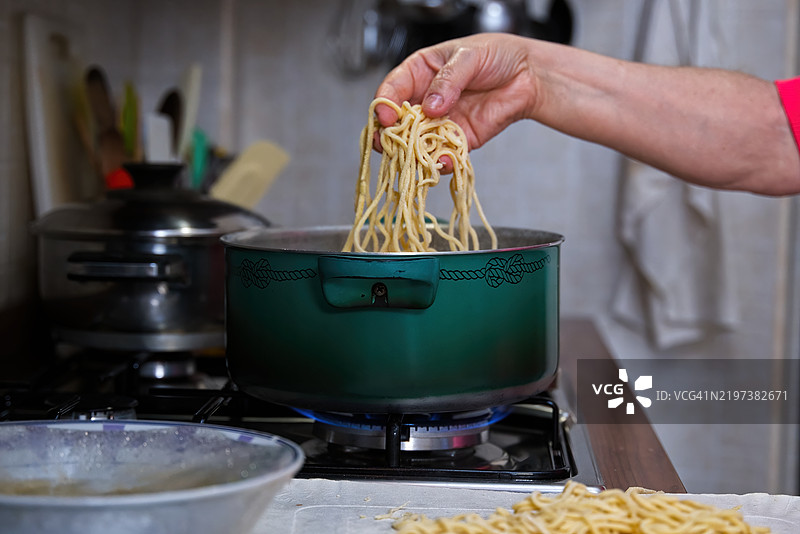 在沸水中煮意大利面图片素材