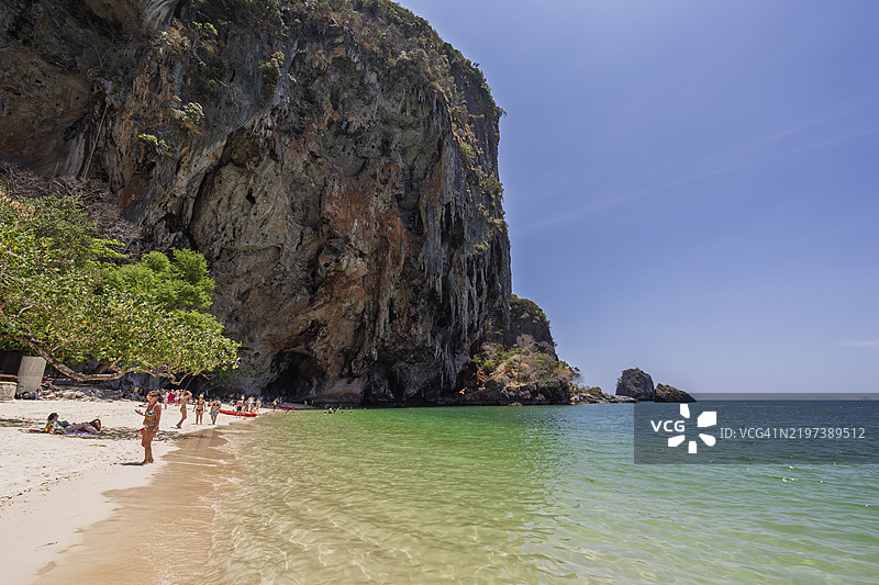 游客在美丽的克拉比普拉浪海滩图片素材