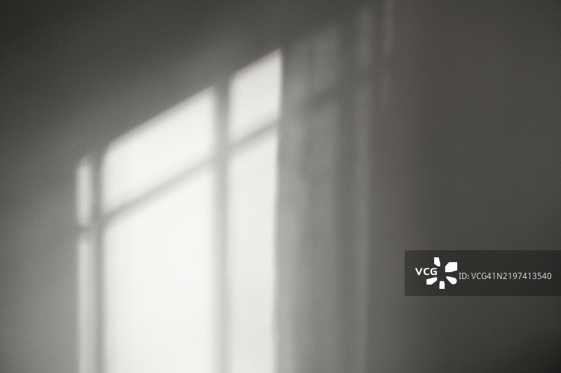 柔和光线下墙壁上的窗户抽象影子图片素材
