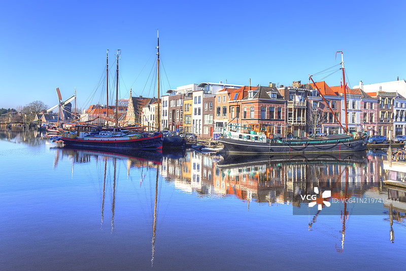 莱顿的老港口，传统的平底船和风车图片素材