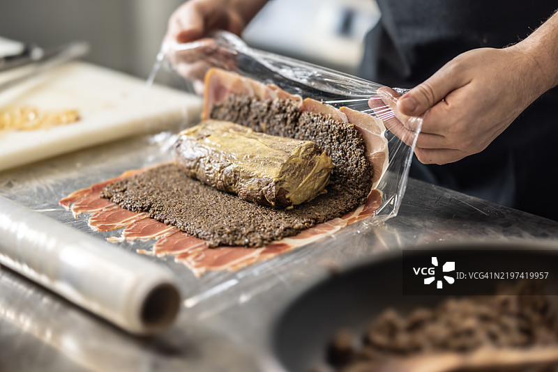 另一种制作威灵顿牛肉的方法是将牛排卷成卷。图片素材