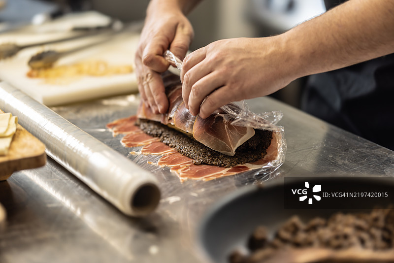 另一种制作威灵顿牛肉的方法是将牛排卷成卷。图片素材