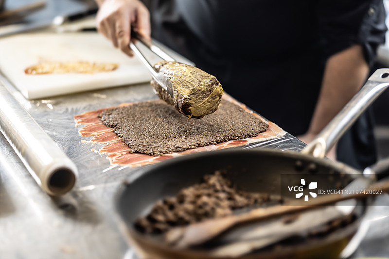 厨师完成了节日菜肴威灵顿牛肉的准备。图片素材