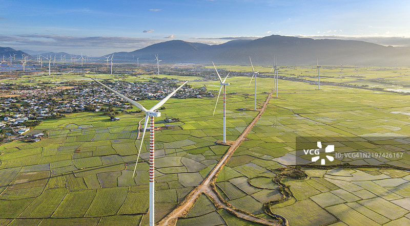 越南稻田上的风力发电厂图片素材