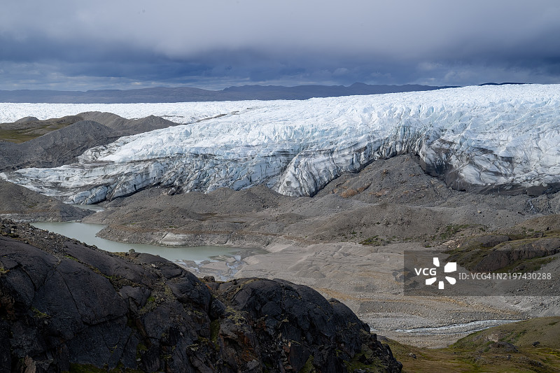 格林兰Kangerlussuaq地区的冻土湖泊，背景是格林兰冰盖图片素材