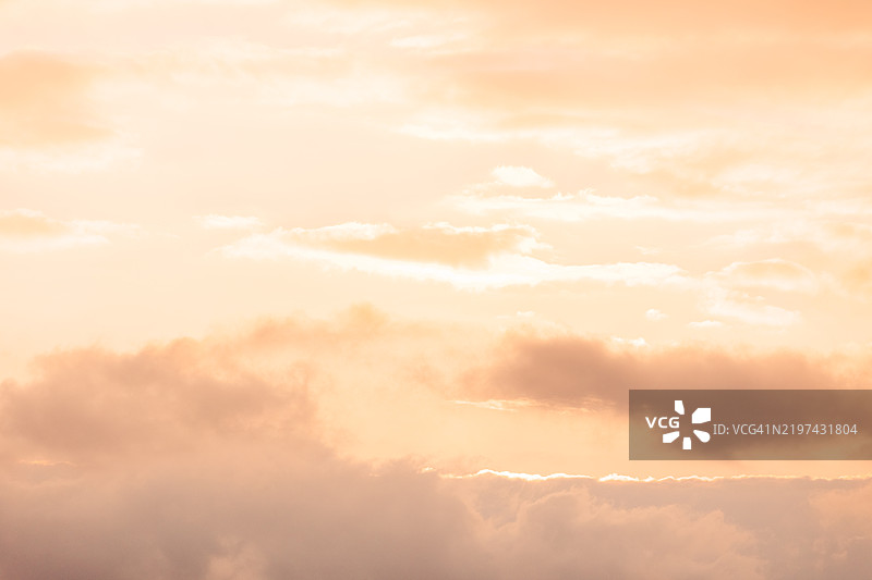 橙色、粉色和黄色的云彩景观图片素材